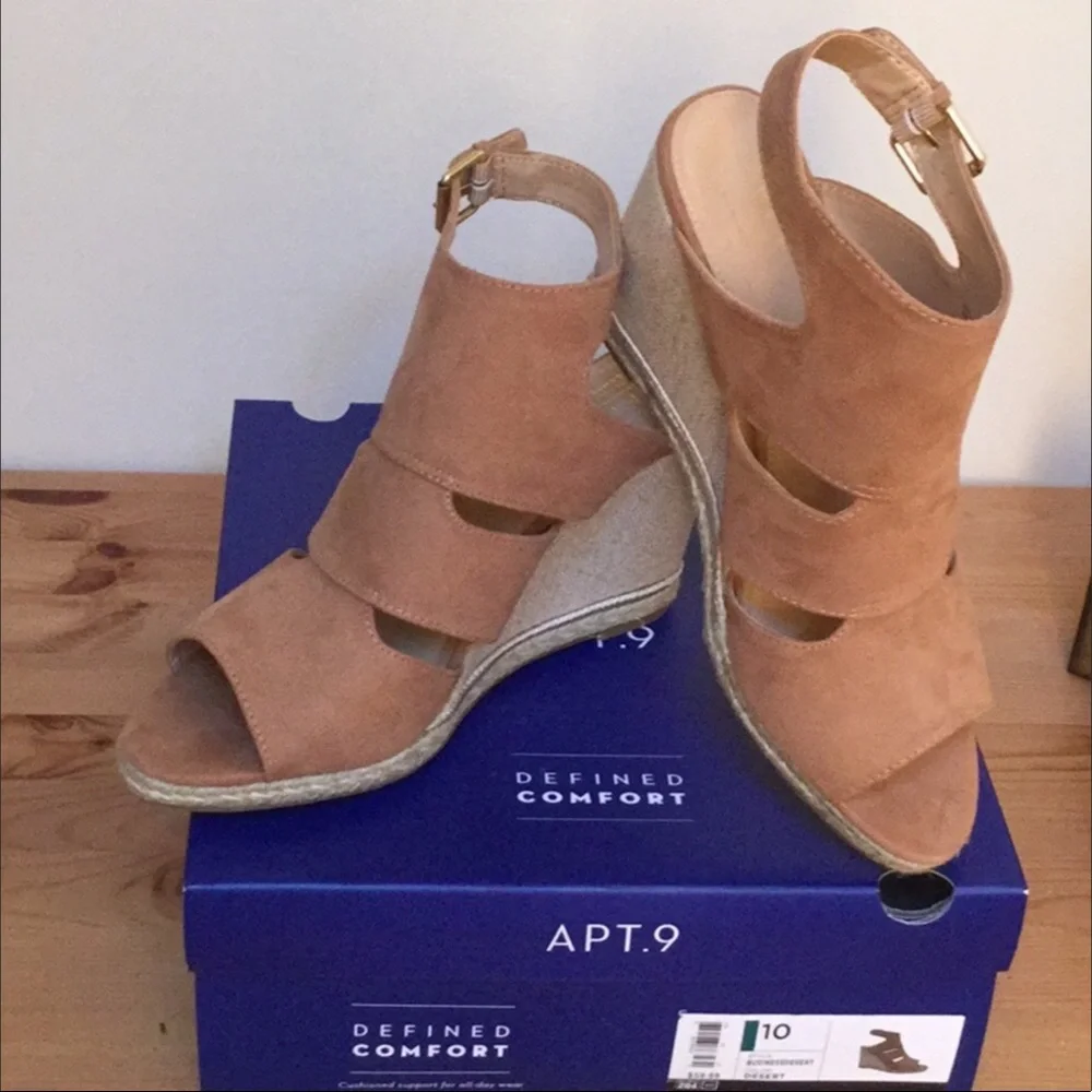SPECIAL SALE 🎉Great Looking New Apt. 9 Wedges Sz 10 - Picture 1 of 6